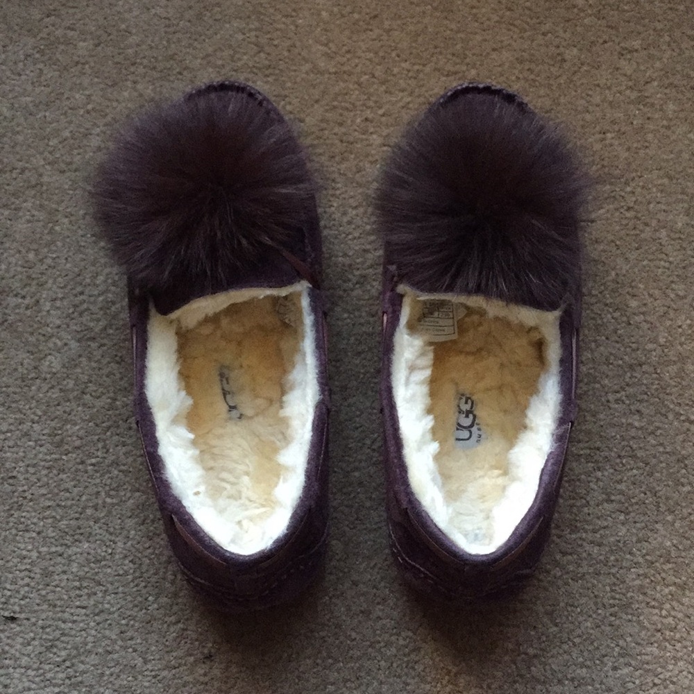 UGG Dakota pom pom